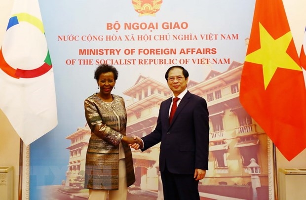 Bộ trưởng Bộ Ngoại giao Bùi Thanh Sơn đón Tổng thư ký Tổ chức Quốc tế Pháp ngữ Louise Mushikiwabo. (Ảnh: An Đăng/TTXVN)