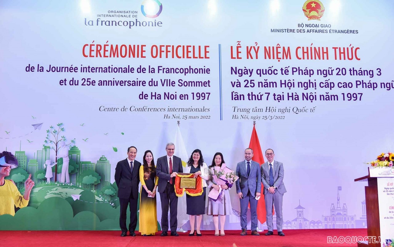Quyền Chủ tịch Nhóm các Đại sứ và Trưởng các phái đoàn và các tổ chức Pháp ngữ tại Việt Nam (GADIF), Đại sứ Cộng hòa Pháp tại Việt Nam Nicolas Warnery đã trao Giải thưởng danh dự Pháp ngữ thường niên của nhóm GADIF cho Học viện Ngoại giao Việt Nam.
