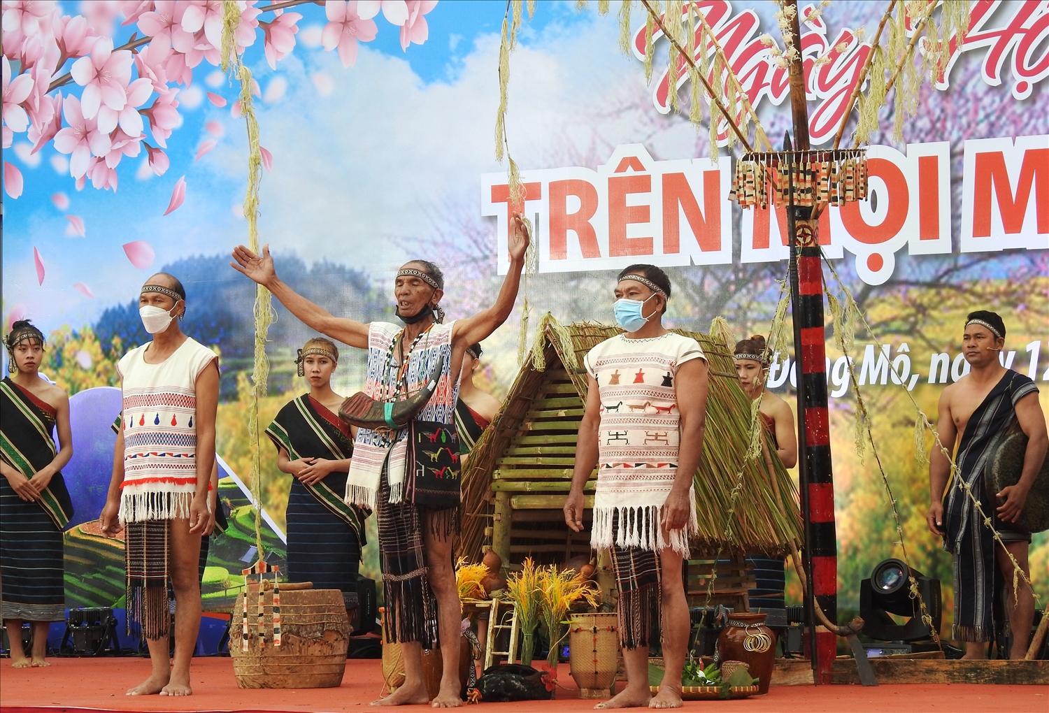 Tái hiện Lễ hội Mừng lúa mới của dân tộc Cơ Ho tại Làng Văn hóa - Du lịch các dân tộc Việt Nam