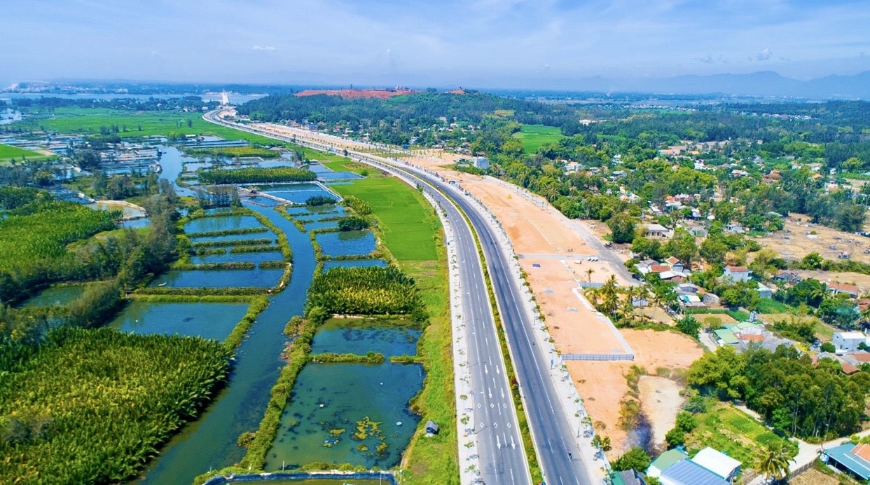 Một góc đường ven biển Dung Quất - Sa Huỳnh kết nối giao thông với Đà Nẵng, Bình Định