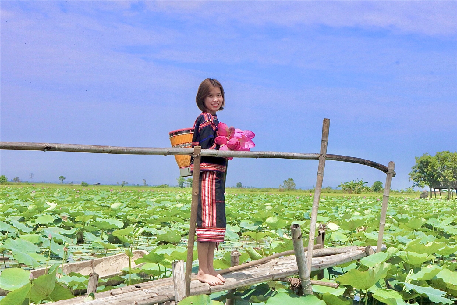 Chị Ksor Vân Ly (huyện Phú Thiện) tự hào về cảnh đẹp của quê hương mình