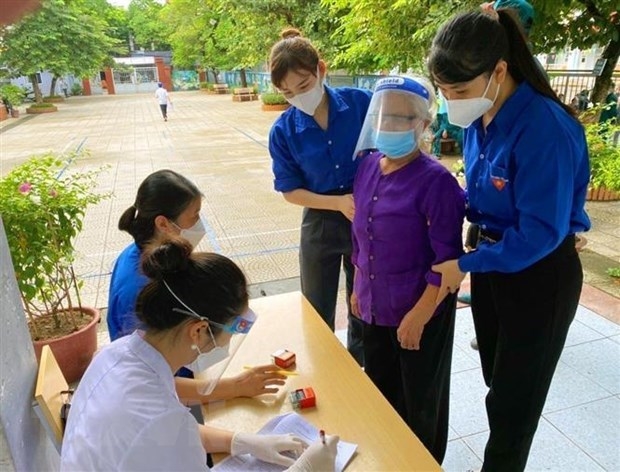 Đoàn viên, thanh niên phường Lương Khánh Thiện (Hà Nam) hỗ trợ lực lượng chức năng tại điểm tiêm vaccine trường THCS Lương Khánh Thiện. (Ảnh: Đại Nghĩa/TTXVN)