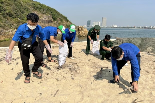Lực lượng đoàn viên, thanh niên ra quân làm sạch bờ biển thành phố Quy Nhơn. (Ảnh: Nguyên Linh/TTXVN)