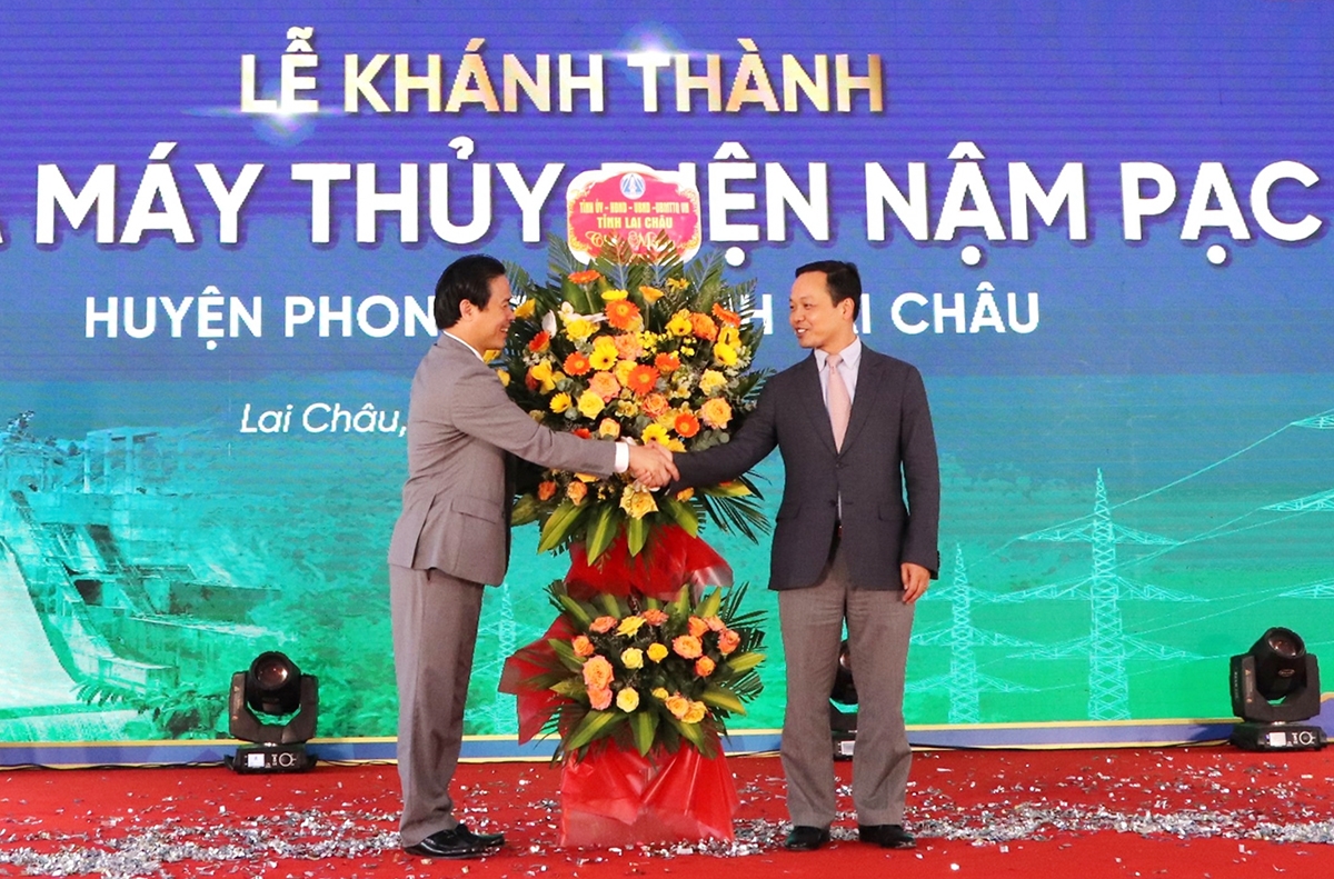 Tại Lễ khánh thành, ông Trần Tiến Dũng - Phó Bí thư Tỉnh ủy, Chủ tịch UBND tỉnh Lai Châu tặng hoa chúc mừng Tập đoàn Kosy