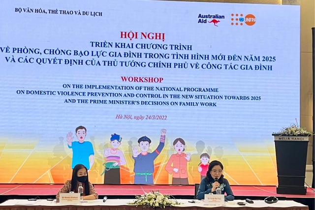 Thứ trưởng Bộ VHTTDL Trịnh Thị Thủy (bên phải) phát biểu tại Hội nghị