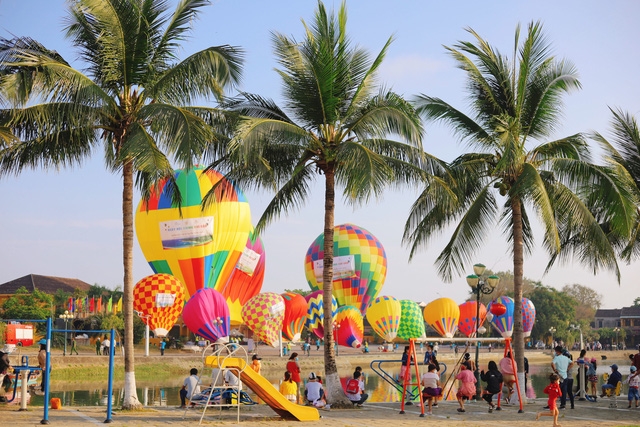 "Ngày hội khinh khí cầu" lần đầu tiên được tổ chức tại Hội An là hoạt động đang nhận được sự quan tâm của đông đảo người dân và du khách, ảnh: Đức Hoàng