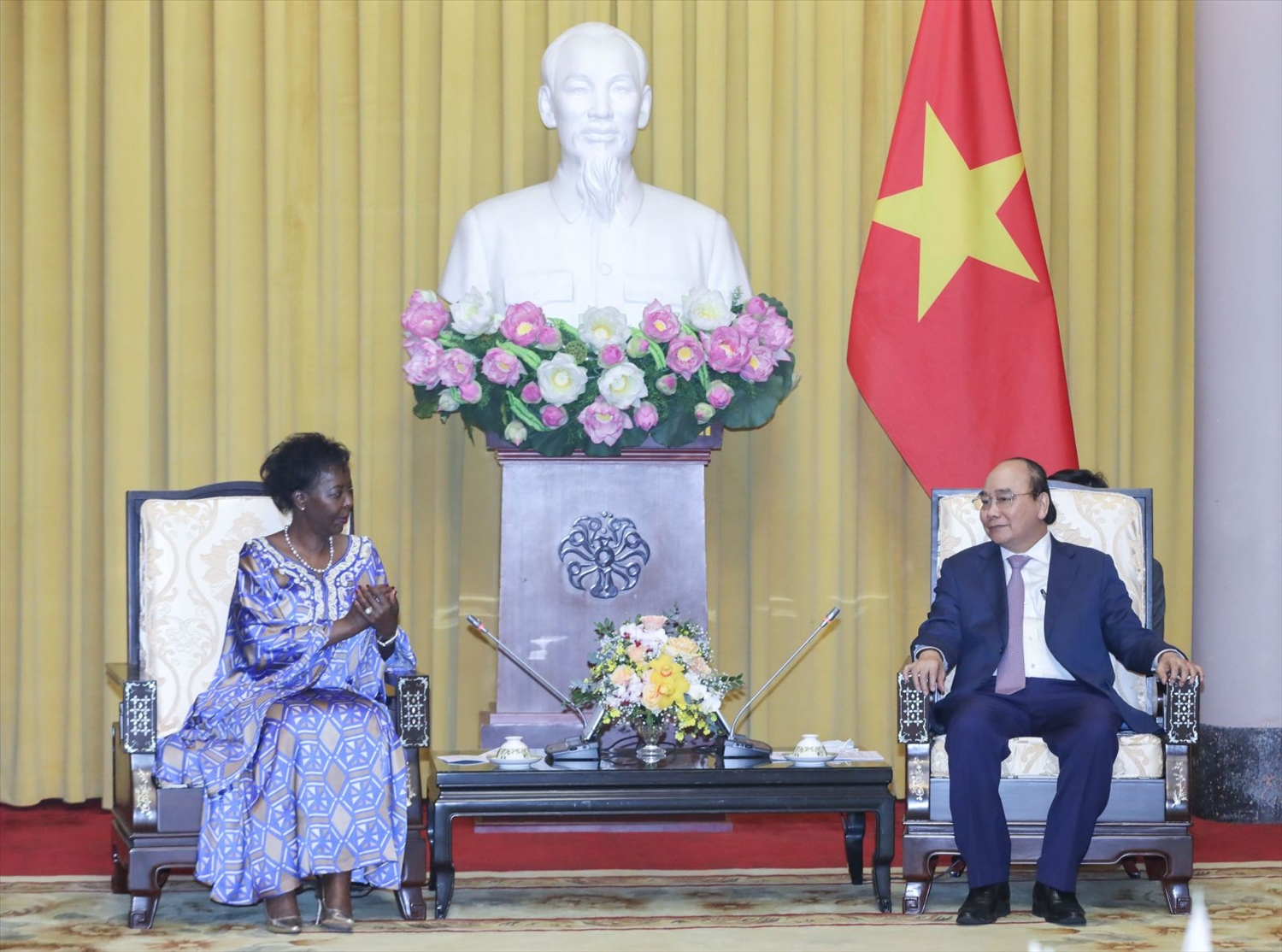 Chủ tịch nước Nguyễn Xuân Phúc tiếp Tổng Thư ký Tổ chức Quốc tế Pháp ngữ Louise Mushikiwabo. Ảnh: VPCTN