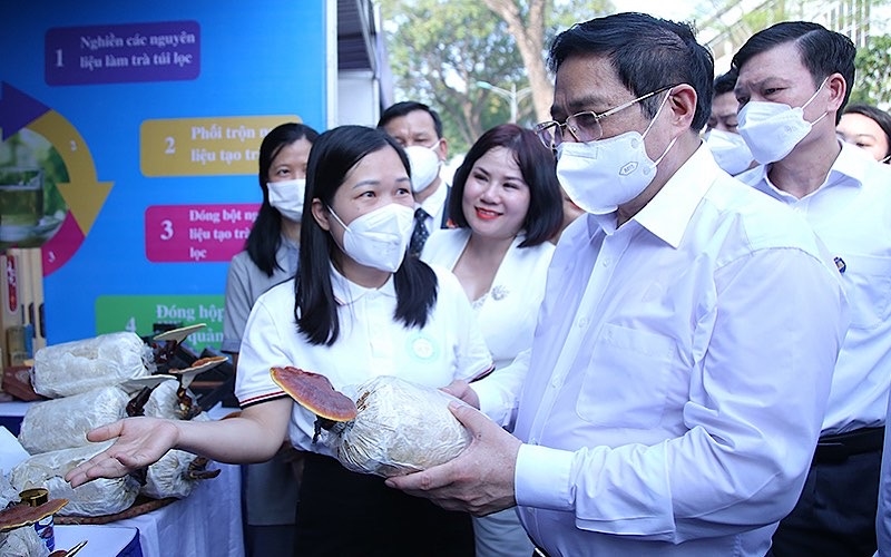  Thủ tướng Phạm Minh Chính tham quan các gian hàng khởi nghiệp tại Ngày hội.