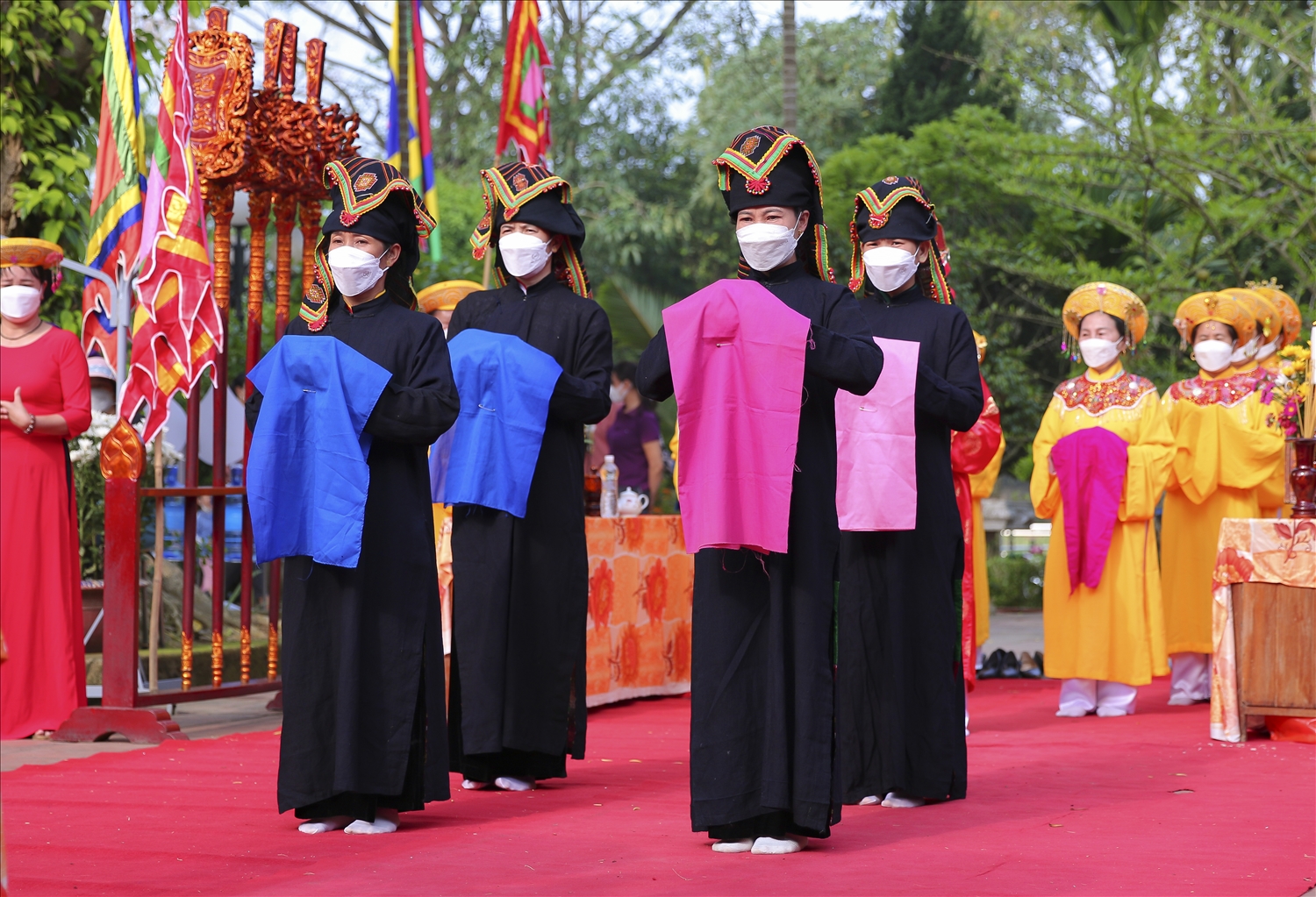 Đồng bào Thái tiến hành nghi lễ