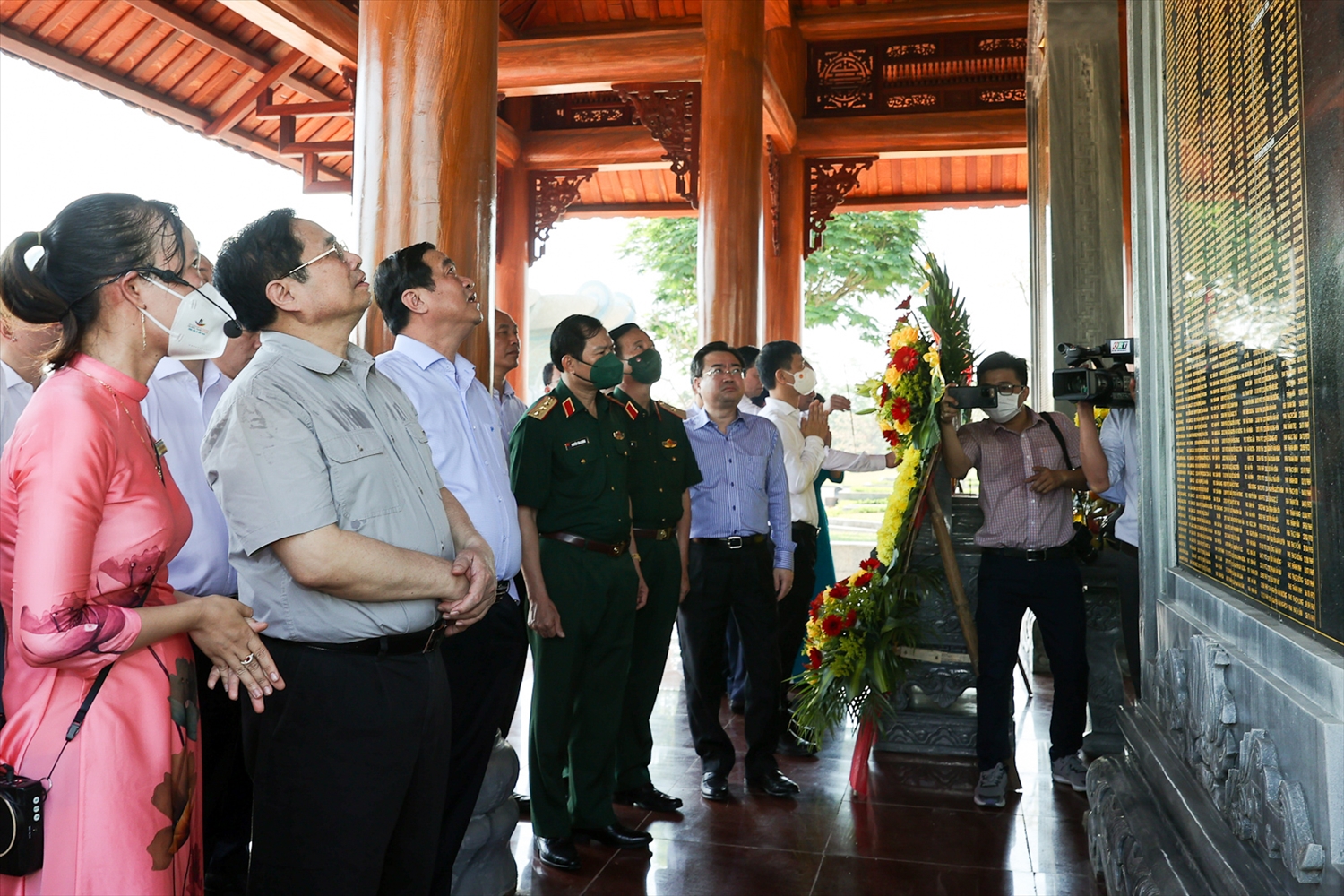 Thủ tướng cùng đoàn công tác tưởng nhớ các Anh hùng Liệt sĩ hy sinh tại tỉnh Quảng Nam trong các cuộc kháng chiến. Ảnh: VGP/Nhật Bắc