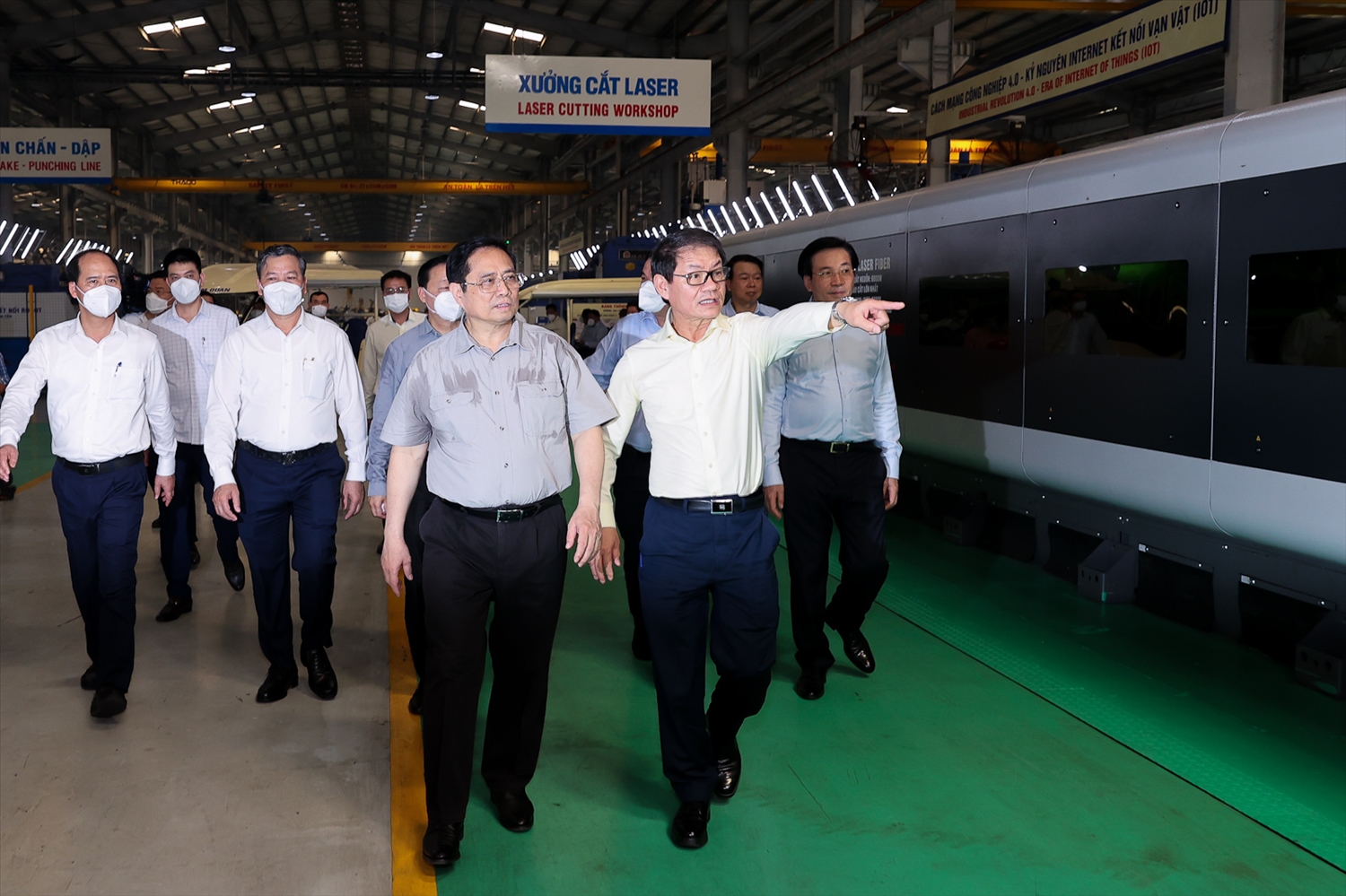 Thủ tướng tham quan dây chuyền sản xuất, lắp ráp ô tô của THACO. Ảnh: VGP/Nhật Bắc