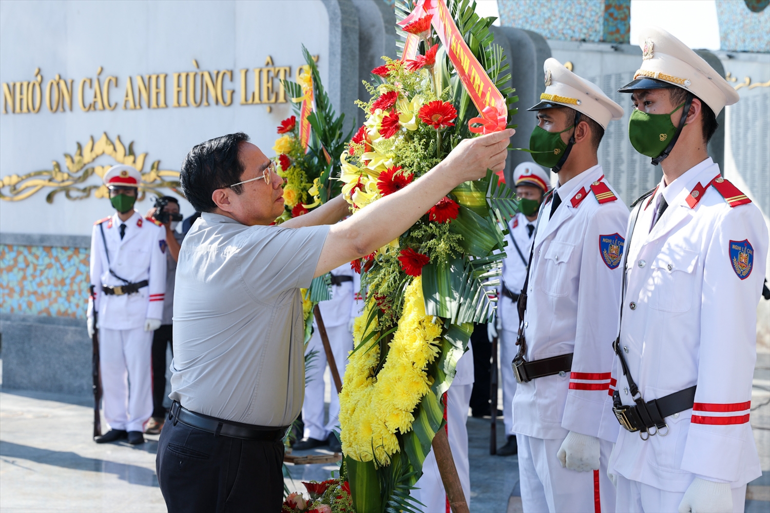 Thủ tướng dâng hương, dâng hoa tại Nghĩa trang liệt sĩ Quảng Nam. Ảnh: VGP/Nhật Bắc
