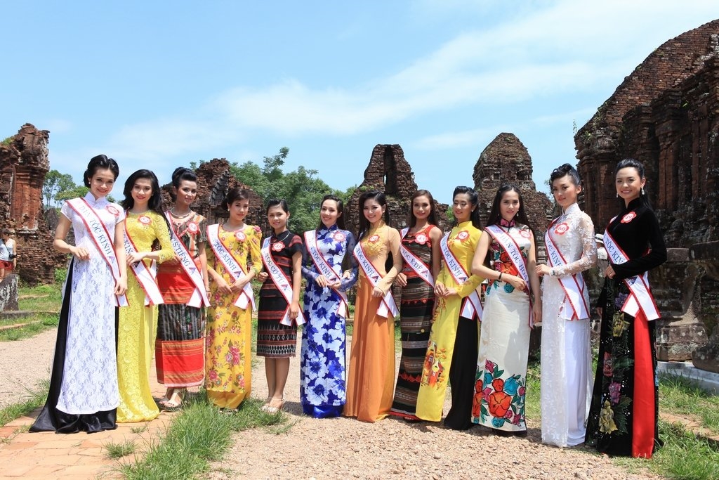 Các thí sinh tại cuộc thi Hoa hậu các dân tộc Việt Nam lần thứ 3, năm 2013 quảng bá di tích Mỹ Sơn, tỉnh Quảng Nam