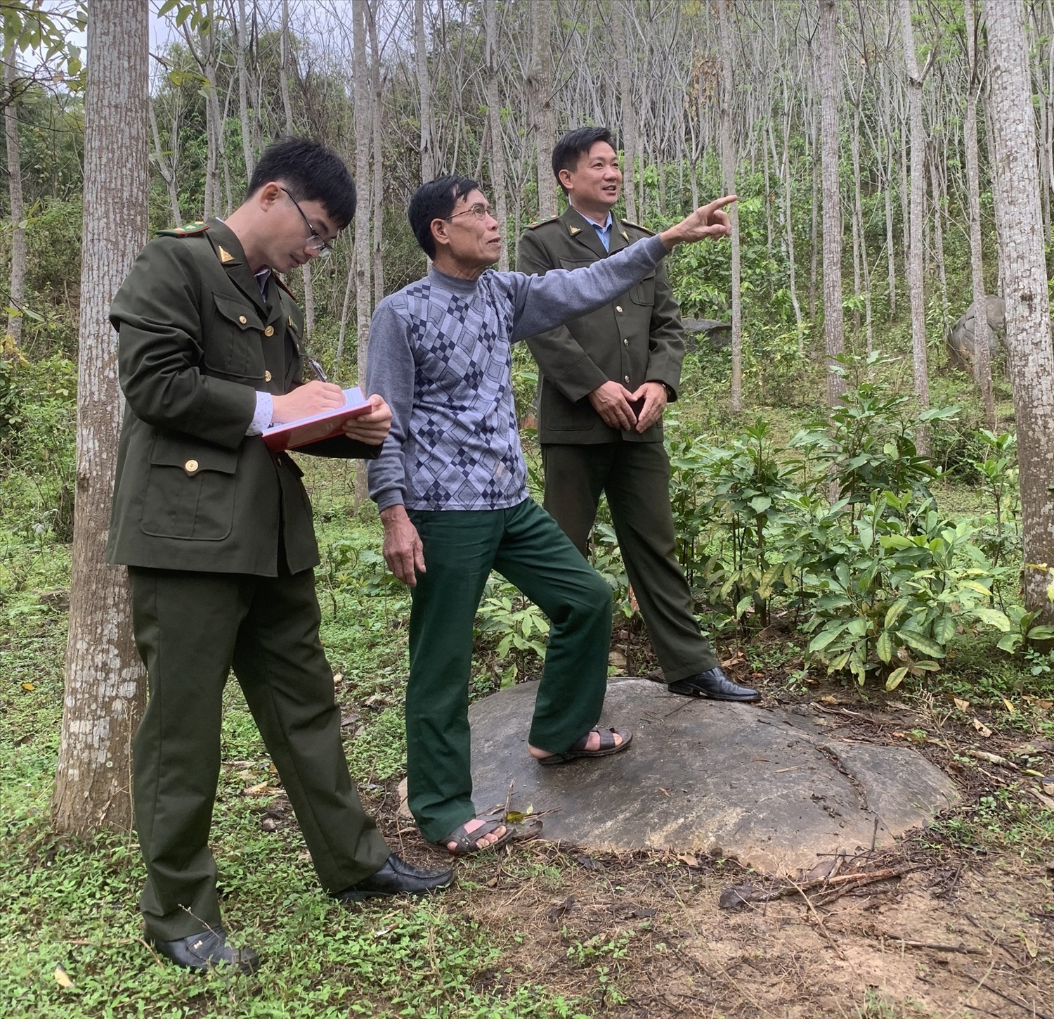Ông Hà Văn Thại, bản Lát, xã Tam Chung (Mường Lát) cùng lực lượng kiểm lâm đi tuần tra, bảo vệ rừng