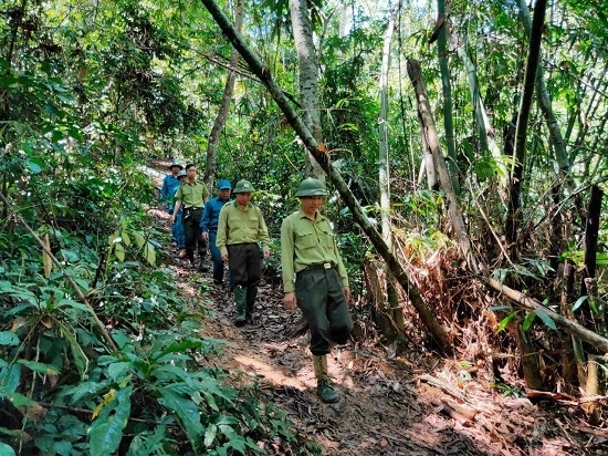 Đội tuần tra của bản phối hợp với Kiểm lâm địa bàn tuần tra rừng bảo vệ rừng