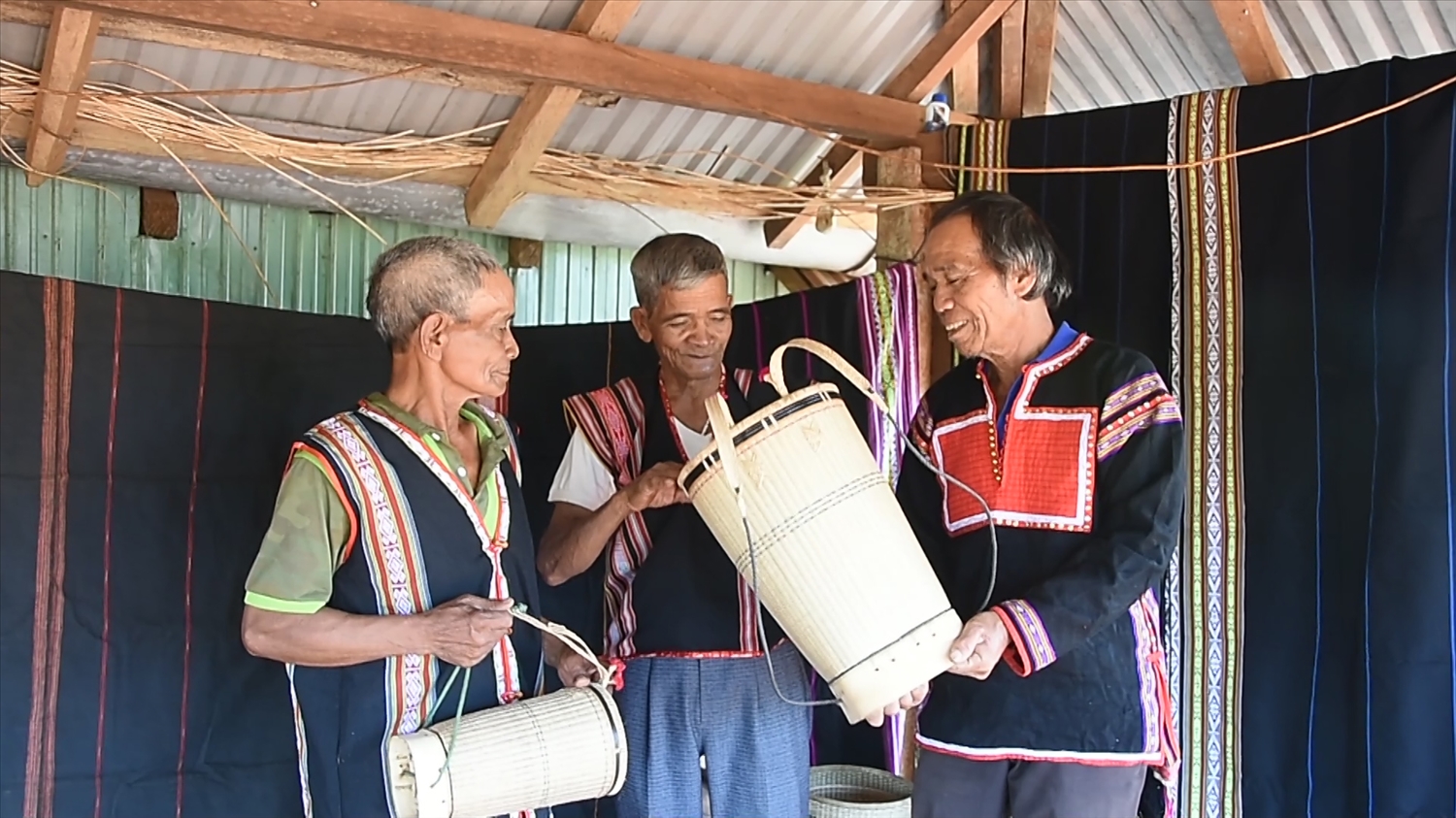 Nghề đan gùi vừa giúp có thêm thu nhập mà còn góp phần bảo tồn văn hóa truyền thống của người Gia Rai ở Gia Lai