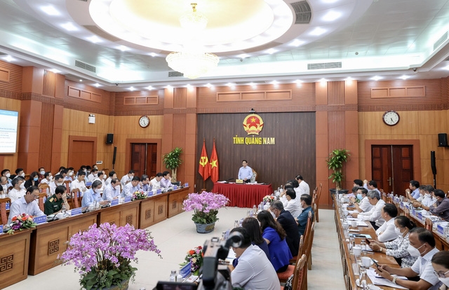 Thủ tướng nhấn mạnh Quảng Nam phải phát huy tối đa những tiềm năng, cơ hội đã có, những kết quả đã đạt được, đồng thời tạo ra những cơ hội, động lực mới để thu hút nguồn lực từ bên ngoài. (Ảnh: VGP/Nhật Bắc)