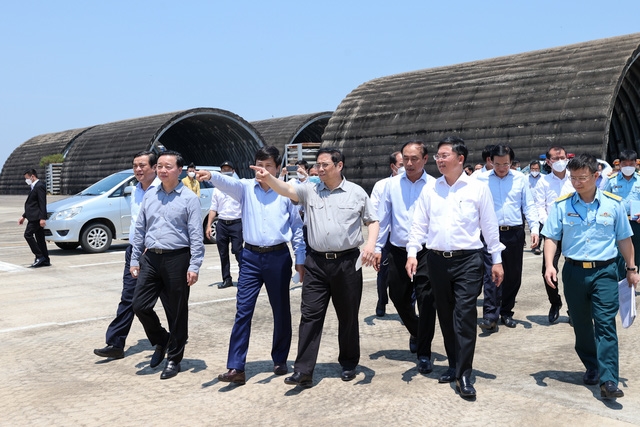 Thủ tướng Phạm Minh Chính khảo sát thực địa tại sân bay Chu Lai, trước cuộc làm việc với Ban Thường vụ Tỉnh ủy Quảng Nam. (Ảnh: VGP/Nhật Bắc)