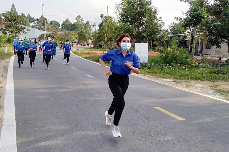 Đoàn viên, thanh niên và Nhân dân huyện Đạ Huoai tham gia chạy bộ