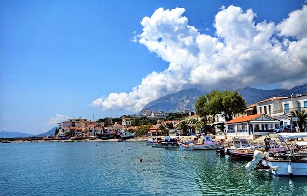 Đảo Ikaria cách bờ biển Thổ Nhĩ Kỳ khoảng 50km.
