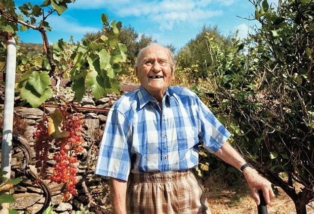 Một cụ ông cao tuổi ở đảo Ikaria