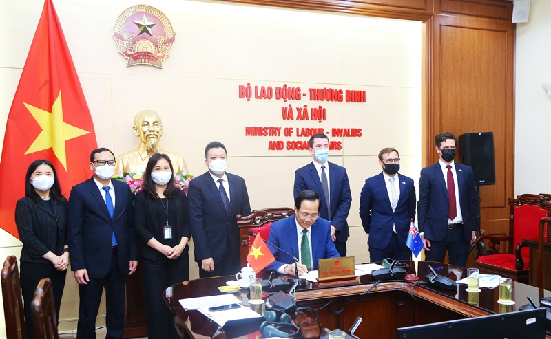 Bộ trưởng Bộ Lao động - Thương binh và Xã hội Đào Ngọc Dung đại diện phía Việt Nam ký Bản ghi nhớ.