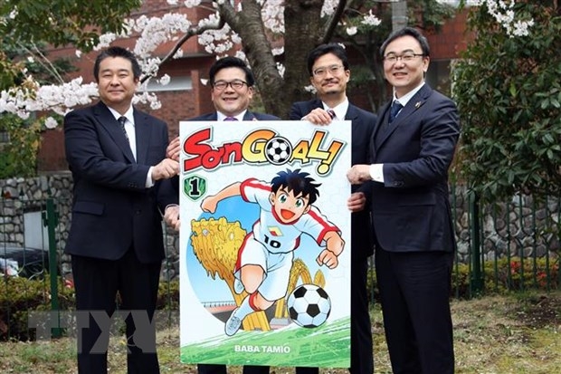 Ông Aoyagi Masayuki (thứ 3 trái sang) và ông Nguyễn Võ Huyền Dương, đại diện Liên đoàn Bóng đá Việt Nam (VFF) tại Nhật Bản, giới thiệu về "Sơn Goal"- (Ảnh: TTXVN)