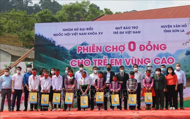 Ban tổ chức và tỉnh Sơn La tặng quà cho học sinh có hoàn cảnh khó khăn huyện Vân Hồ (Sơn La). Ảnh: TTXVN 