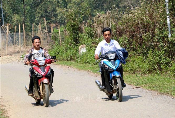 Nhiều thiếu niên tham gia giao thông tiềm ẩn nguy hiểm tại đường làng