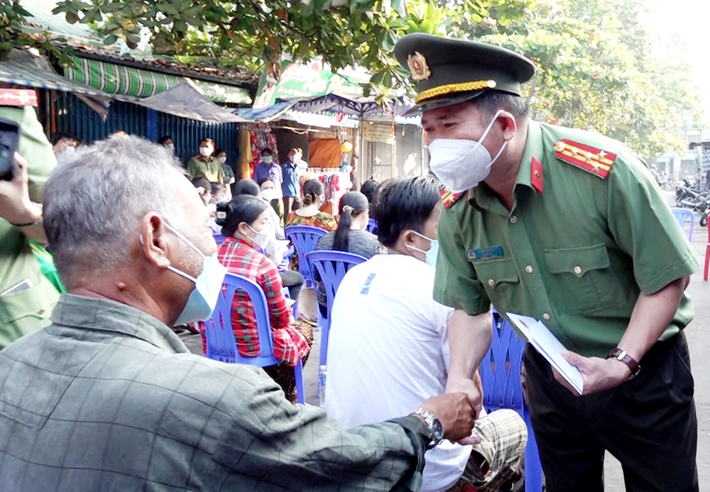 Đại tá Đinh Văn Nơi - Giám đốc Công an tỉnh trao tiền hỗ trợ đến tiểu thương bị hỏa hoạn