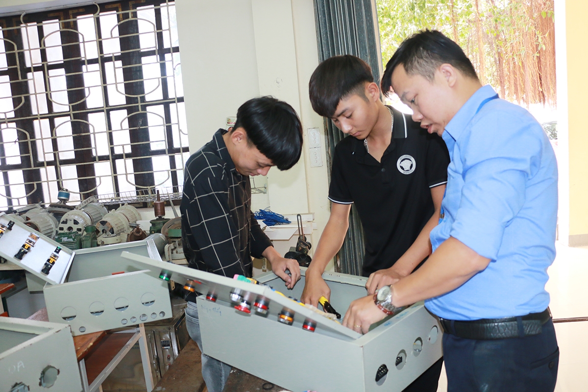 Học nghề tại Trường Trung cấp Kinh tế kỹ thuật Bắc Nghệ An. (Ảnh tư liệu)