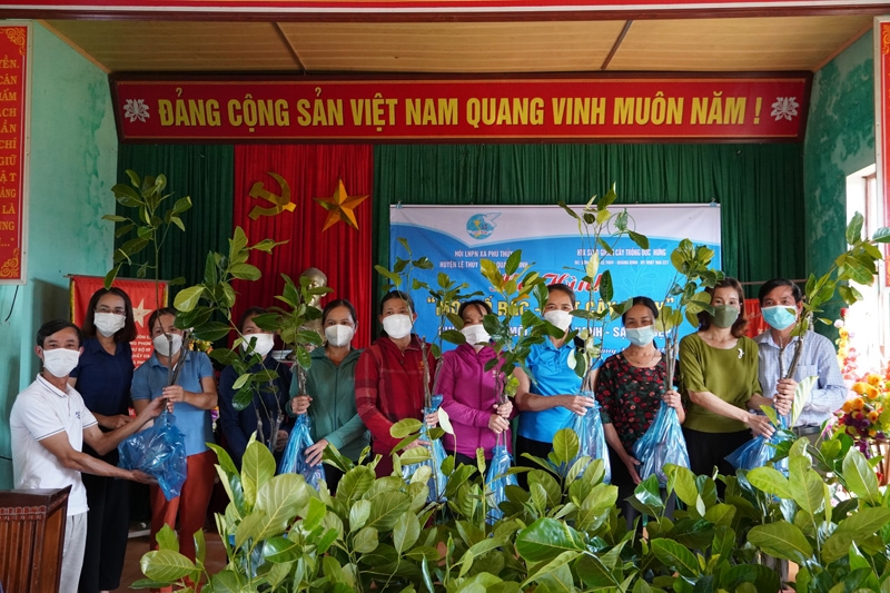 Đại diện HTX Dexiong trao tặng hạt giống mít Thái siêu chín sớm cho các thành viên trong nhóm cô gái (Ảnh: Quang Bình Pao).