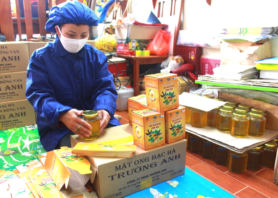 Sản phẩm Mật ong Bạc hà Cao nguyên đá Đồng Văn của Công ty TNHH Trường Anh được dán nhãn mác đảm bảo chất lượng trước khi đưa lên sàn thương mại điện tử