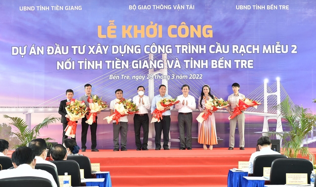 Lãnh đạo tỉnh Bến Tre cảm ơn các đơn vị tài trợ nhà tình thương, xe cứu thương cho người dân khu vực dự án - Ảnh: VGP/Trần Mạnh