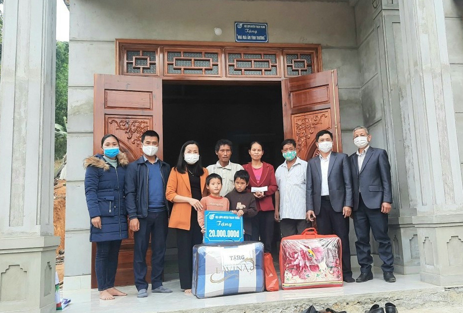 “Mái ấm tình thương” do cán bộ, hội viên phụ nữ huyện Thạch Thành quyên góp, ủng hộ Gia đình chị Bùi Thị Hương ở thôn Thạch Môn, xã Thạch Cẩm