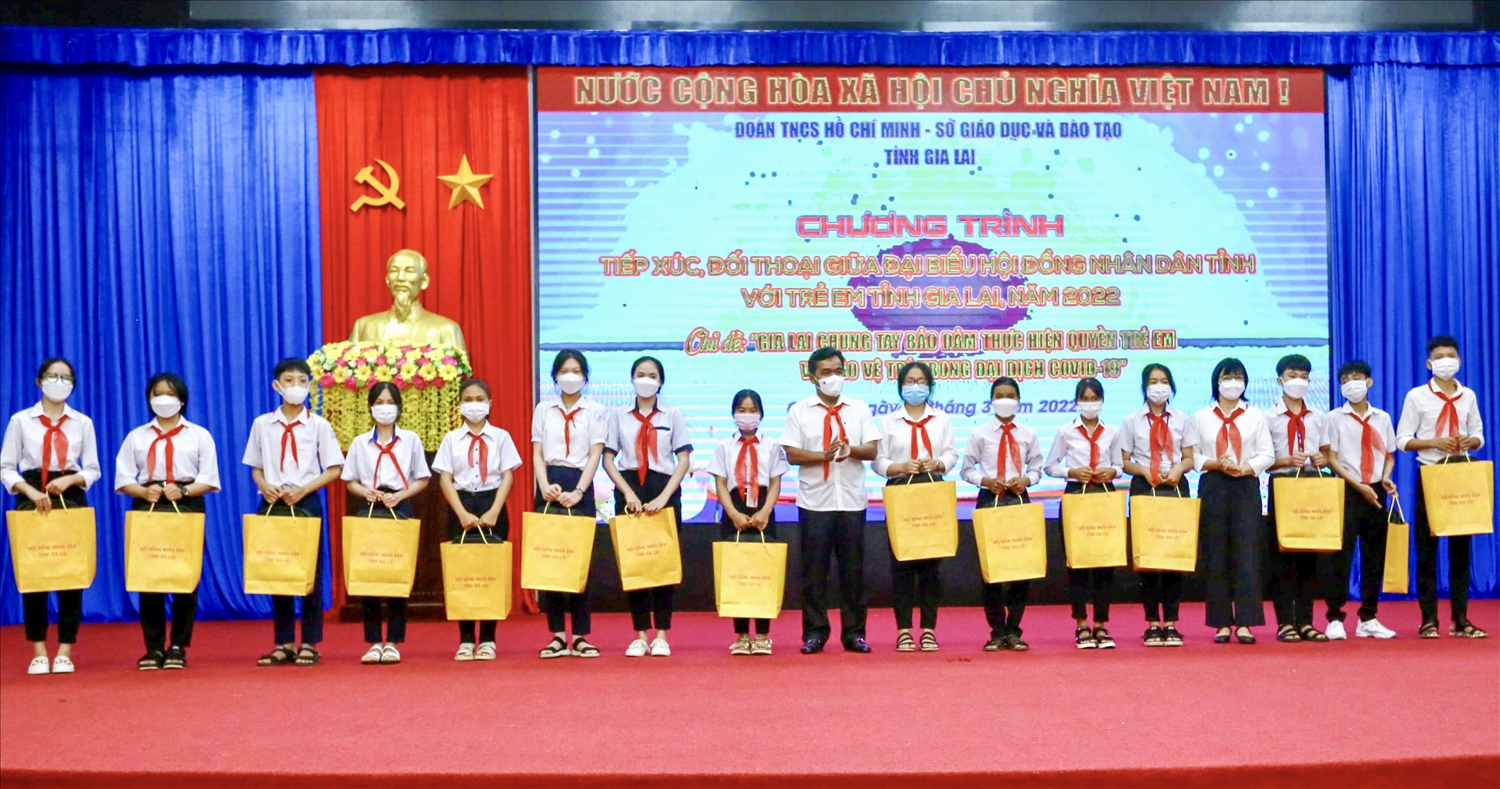 Dịp này, HĐND tỉnh Gia Lai tặng những phần quà ý nghĩa, động viên, khích lệ tinh thần học tập cho 92 em thiếu nhi tham gia chương trình đối thoại