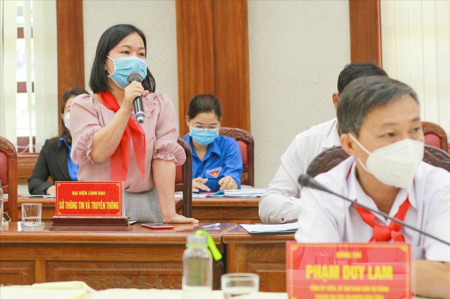 Đại biểu HĐND tỉnh Gia Lai nghiêm túc lắng nghe, giải đáp thấu đáo các câu hỏi của các thiếu nhi đặt ra