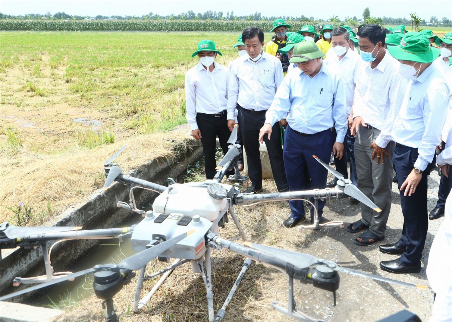 Chủ tịch nước Nguyễn Xuân Phúc thăm mô hình sản xuất kinh doanh của Hợp tác xã Dịch vụ Nông nghiệp Mỹ Đông 2. Ảnh: VPCTN