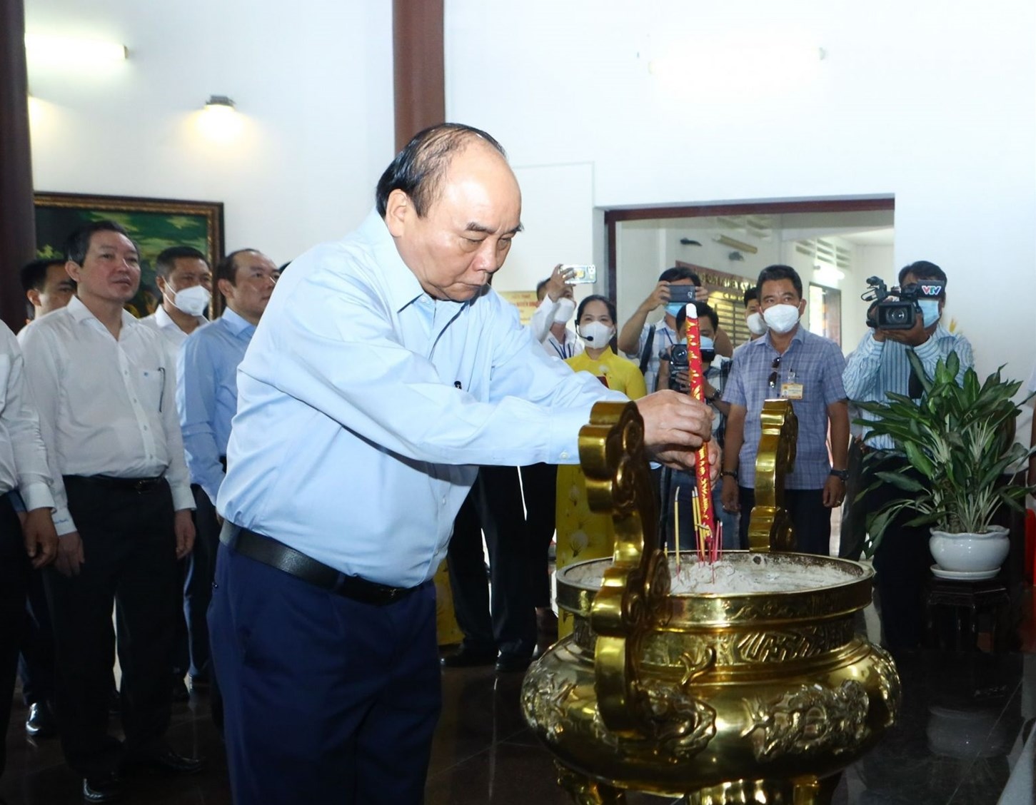 Chủ tịch nước dâng hương Khu di tích mộ Cụ Phó bảng Nguyễn Sinh Sắc. (Ảnh: VPCTN)