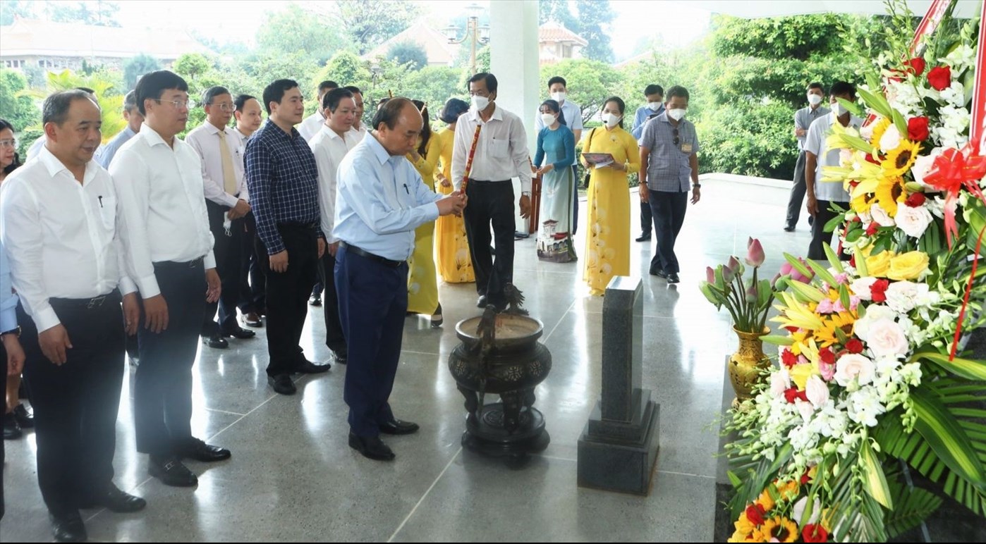Chủ tịch nước dâng hương Khu di tích mộ Cụ Phó bảng Nguyễn Sinh Sắc. (Ảnh: VPCTN)