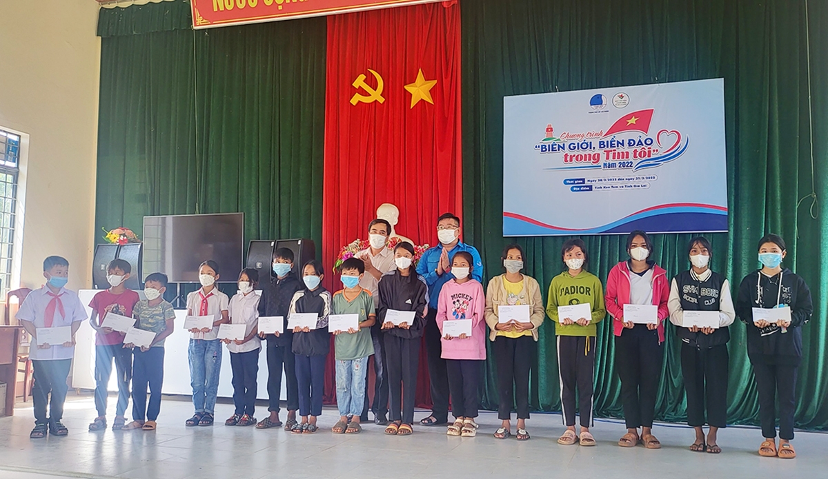 Hội LHTN Việt Nam TP. Hồ Chí Minh trao 50 suất học bổng Vừ A Dính cho các em thiếu nhi đồng bào DTTS tại xã Ia Puch vượt khó học tốt