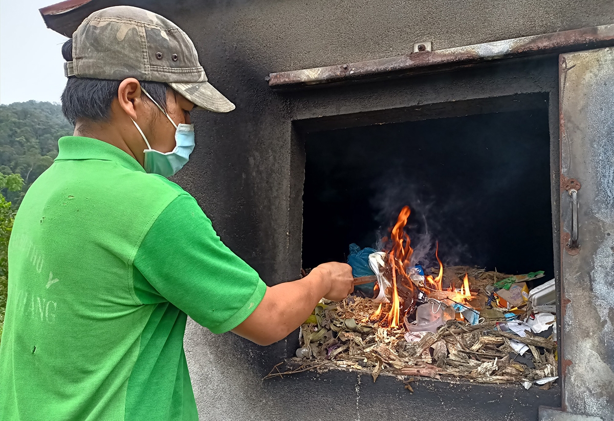 Phần lớn rác được đốt là loại rác hữu cơ, tro sẽ được tận dụng làm phân bón cho cây. (Ảnh: ĐH)