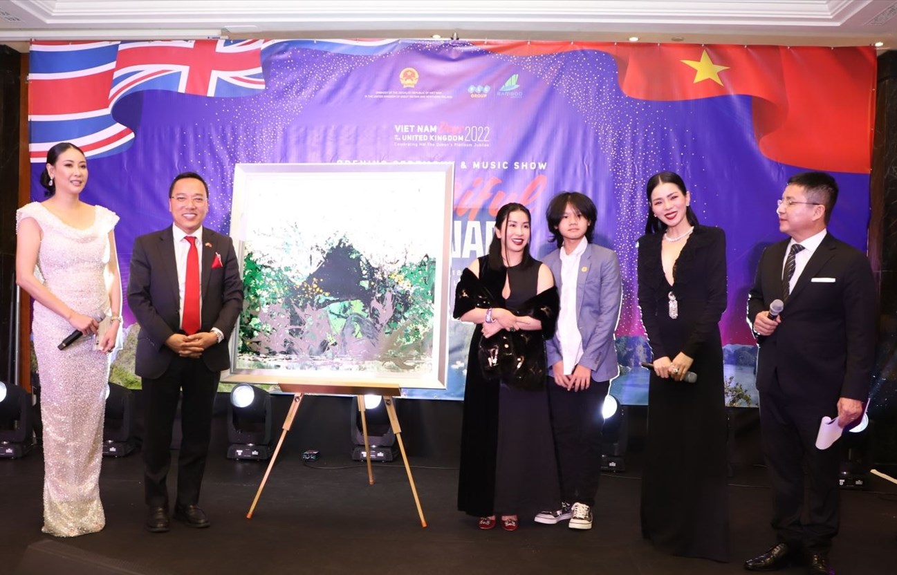 Tổ chức đấu giá bức tranh của họa sỹ trẻ tài năng Xèo Chu để ủng hộ từ thiện tại buổi giao lưu ca nhạc Việt Nam tươi đẹp. Ảnh: TTXVN 