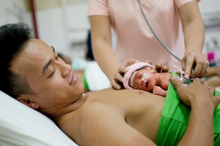 Tình cảm của người cha đang thay thế người mẹ chăm sóc con tại Bệnh viện Phụ sản Nhi Đà Nẵng. Ảnh: Huỳnh Nam Đông.
