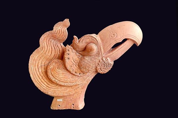 Tượng đầu chim phượng hoàng thời Lý, một trong những hiện vật đặc sắc khác của Hoàng Thành Thăng Long, hiện vật này phát lộ trong quá trình khai quật di chỉ 18 Hoàng Diệu