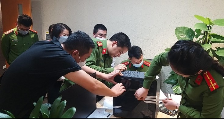 Cơ quan chức năng tiến hành khám xét tại trụ sở của ông Trịnh Văn Quyết