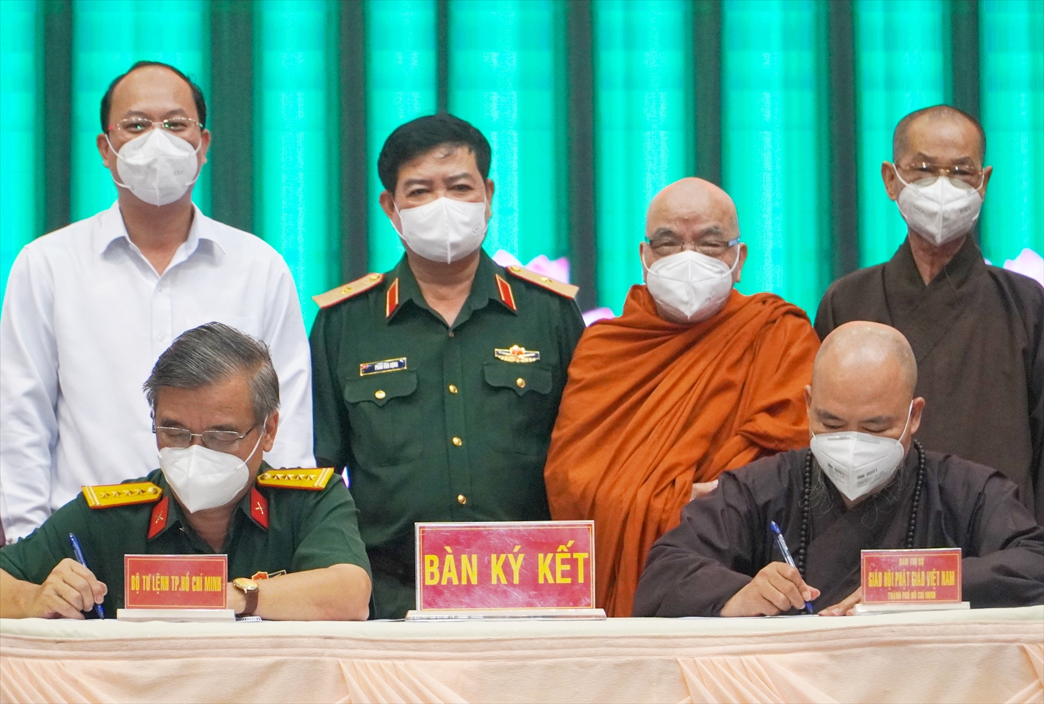 Đại diện Bộ Tư lệnh TP. Hồ Chí Minh và Ban Trị sự Giáo hội Phật giáo Việt Nam Thành phố ký kết Chương trình phối hợp hoạt động giai đoạn 2022 - 2025