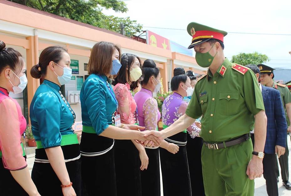 Trung tướng Nguyễn Duy Ngọc, Thứ trưởng Bộ Công an thăm chính quyền và Nhân dân xã Thanh Nưa, huyện Điện Biên