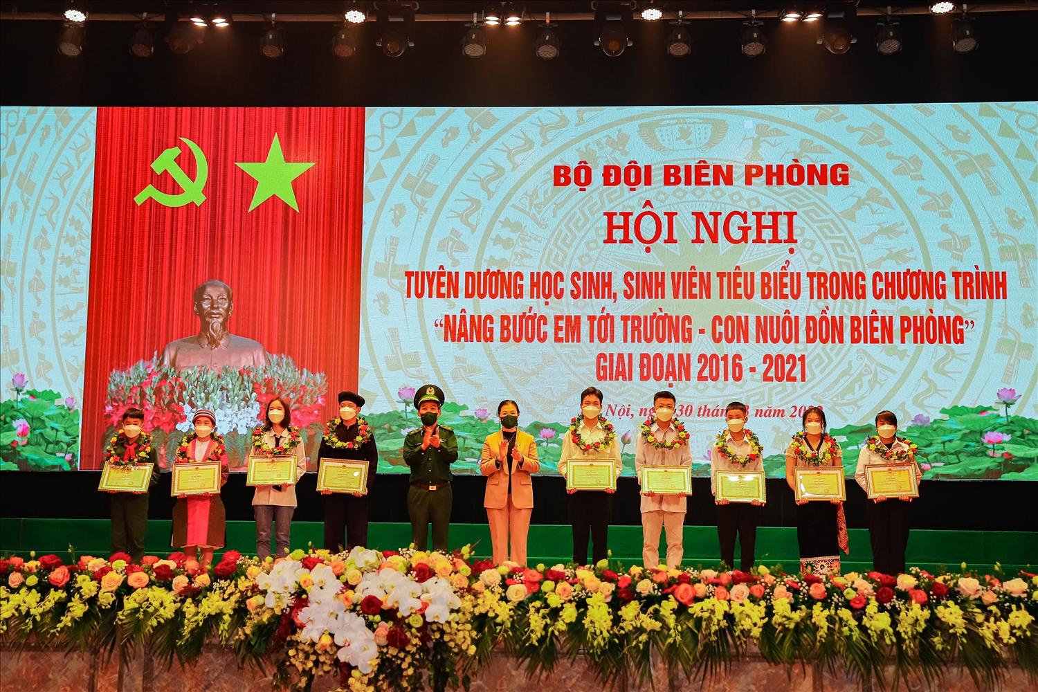Trung tướng Đỗ Danh Vượng, Chính ủy BĐBP và bà Trương Thị Ngọc Ánh, Phó Chủ tịch Ủy ban Trung ương MTTQ Việt Nam tặng Bằng khen của Bộ Tư lệnh BĐBP cho các em học sinh, sinh viên