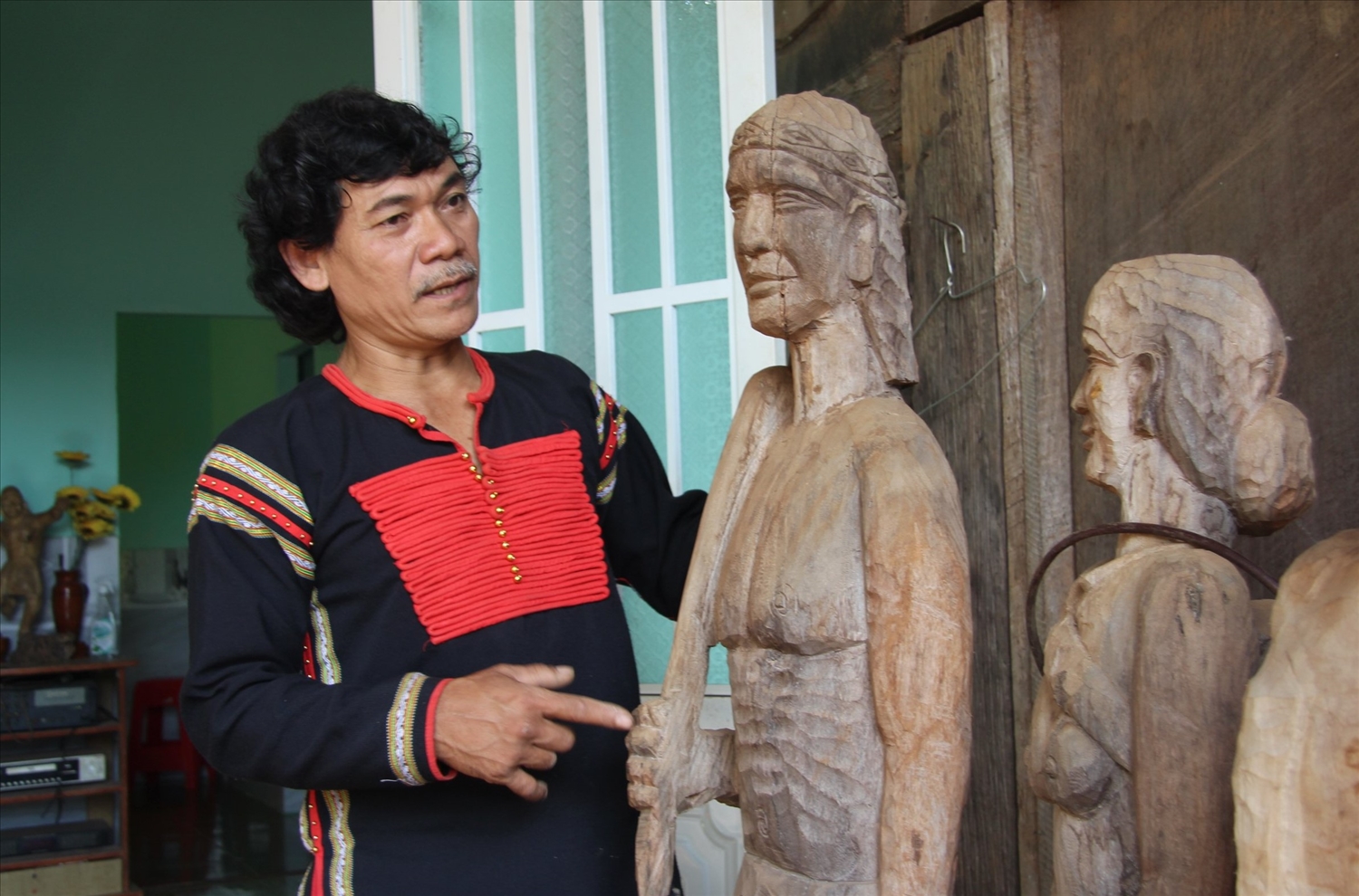 Mỗi bức tượng mang biểu hiện cảm xúc mà nghệ nhân Y Thái Êban muốn gửi gắm